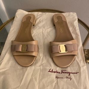 Ferragamo light pink/beige sandals